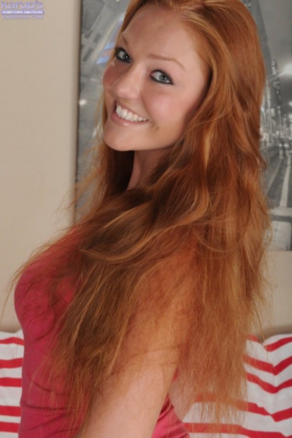 Девушка Фарра с рыжими волосами раздевается догола перед своим парнем